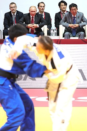 С Премьером Японии Синдзо Абэ на финале турнира по дзюдо во Владивостоке.
