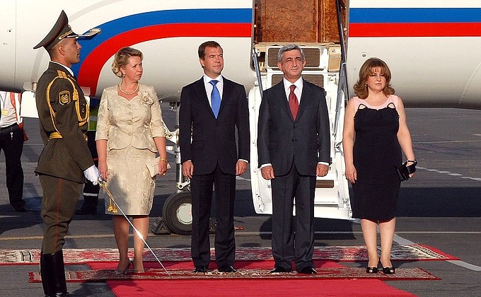 Arrival in Armenia. Welcome at the airport (from left to right) Svetlana Medvedeva, Dmitry Medvedev, President of Armenia Serzh Sargsyan, and his wife Rita Sargsyan.