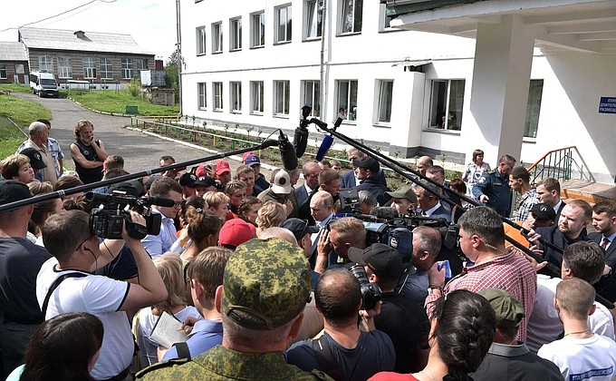 At the entrance to the temporary accommodation facility, Vladimir Putin met with flood victims and the volunteers, who were helping to repair the damage caused by the floods.