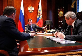 С Министром обороны Анатолием Сердюковым (слева) и Министром регионального развития Виктором Басаргиным.