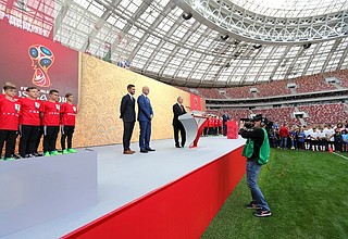 Выступление на церемонии старта тура Кубка чемпионата мира по футболу 2018 года.
