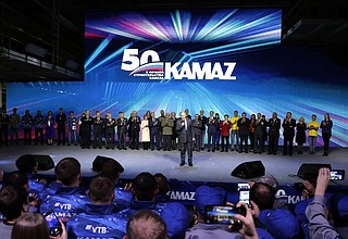 Владимир Путин выступил на торжественном митинге, посвящённом 50-летию автомобильного завода «КамАЗ».