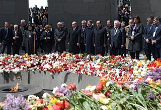 Церемония поминовения жертв геноцида армян в мемориальном комплексе «Цицернакаберд».
