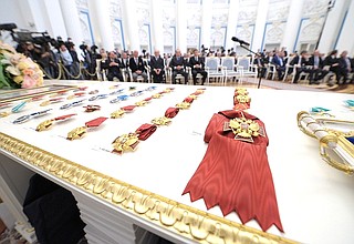 Presenting Russian Federation state decorations.