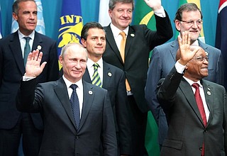 Во время совместного фотографирования глав делегаций государств – участников «Группы двадцати», приглашенных государств и международных организаций.