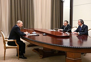 С генеральным директором МАГАТЭ Рафаэлем Гросси (справа) и генеральным директором Государственной корпорации по атомной энергии «Росатом» Алексеем Лихачёвым.