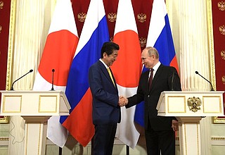 По окончании переговоров Владимир Путин и Синдзо Абэ сделали заявления для прессы.