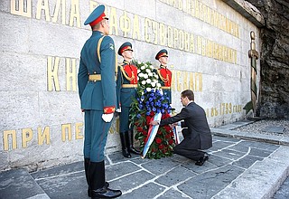 Президент возложил к Монументу в честь павших русских воинов венок из красных, синих и белых роз.