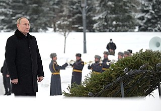 Владимир Путин возложил венок к монументу «Мать-Родина» на Пискарёвском мемориальном кладбище в Санкт-Петербурге