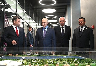 Visiting the Intelligent Electronics – Valdai Innovative Scientific and Technological Centre. From left: Rector of Yaroslav the Wise Novgorod State University Yury Borovikov, Presidential Plenipotentiary Envoy to the Northwestern Federal District Alexander Gutsan, and Novgorod Region Governor Andrei Nikitin.