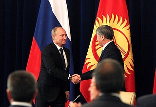 По завершении российско-киргизских переговоров Владимир Путин и Президент Киргизии Алмазбек Атамбаев сделали заявления для прессы и ответили на вопросы журналистов.
