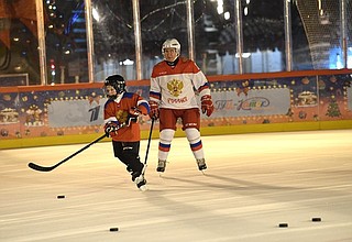 With Dmitry Ashchepkov during an ice hockey practice at the GUM skating rink.