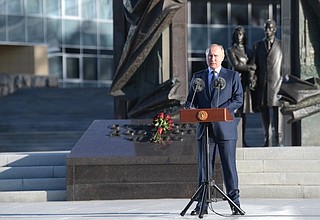 Владимир Путин поздравил сотрудников и ветеранов СВР со столетием нелегальной разведки