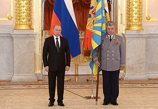 С Главнокомандующим ВКС генерал-полковником Виктором Бондаревым на церемонии вручения знамени Воздушно-космических сил.