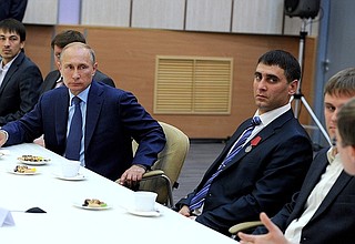 На встрече с молодыми учёными Российского федерального ядерного центра – Всероссийского научно-исследовательского института экспериментальной физики.