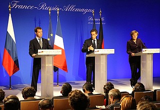 На совместной пресс-конференции по итогам российско-французско-германских переговоров. С Президентом Франции Николя Саркози и Федеральным канцлером Германии Ангелой Меркель.