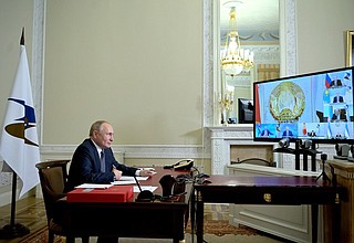 Перед началом заседания Высшего Евразийского экономического совета (в режиме видеоконференции).