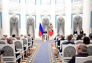 На церемонии награждения медалями «Герой Труда Российской Федерации».
