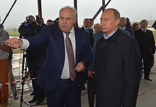 Vladimir Putin inspected new houses under construction for people who lost their homes in the wildfires. With Head of the Republic of Khakassia Viktor Zimin.