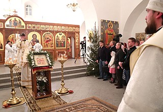 Владимир Путин присутствовал на праздничном богослужении в Спасском соборе Свято-Юрьева монастыря.