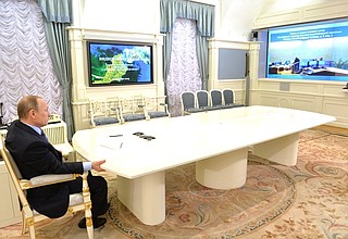 Владимир Путин в режиме видеоконференции дал команду на запуск второй нитки энергомоста из Краснодарского края в Крым.