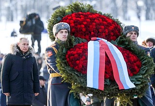 В 75-ю годовщину полного освобождения Ленинграда от фашистской блокады Владимир Путин возложил венок к монументу «Мать-Родина» на Пискарёвском мемориальном кладбище.