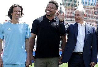 С бывшими игроками сборной России Алексеем Смертиным и сборной Бразилии Роналдо перед началом дружеского матча с участием легенд футбола и юных игроков красноярского футбольного клуба «Тотем».