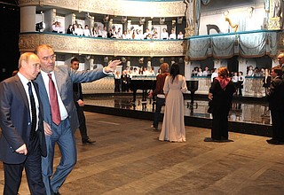 С художественным руководителем Государственного академического Мариинского театра Валерием Гергиевым во время осмотра Новой сцены Мариинского театра.