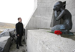Возложение цветов к монументу в память о жертвах политических репрессий «Маска скорби».