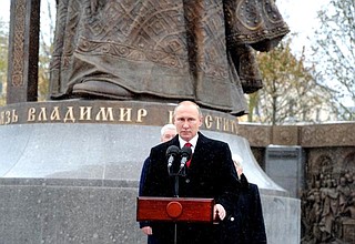 В День народного единства в Москве открыт памятник святому равноапостольному князю Владимиру.