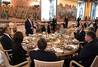 На государственном обеде от имени Президента России Владимира Путина в честь Президента Киргизии Алмазбека Атамбаева и Раисы Атамбаевой.