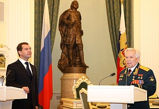 Дмитрий Медведев поздравил Михаила Калашникова с юбилеем и вручил высшую государственную награду – Золотую Звезду Героя России.