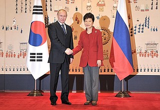 С Президентом Республики Корея Пак Кын Хе.