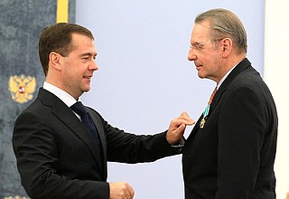Дмитрий Медведев вручил орден Дружбы президенту Международного олимпийского комитета Жаку Рогге.
