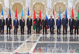 Participants in a meeting of the CIS Council of Heads of State.