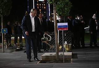 На церемонии посадки деревьев главами делегаций стран – участниц саммита ШОС.