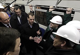 После открытия новой станции «Ботаническая» Дмитрий Медведев совершил краткую поезду на метро с метростроевцами, принимавшими участие в строительстве.