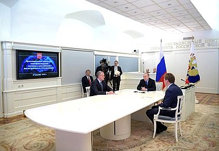 Владимир Путин в режиме видеоконференции дал старт поставкам газа на Крымский полуостров по новому магистральному газопроводу Краснодарский край – Крым.