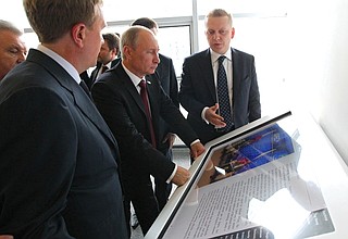 Vladimir Putin inspects the electronic university system during his visit to the Far East Federal University.