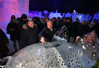 На фестивале ледовых скульптур «Путешествие вокруг света», организованном в Петропавловской крепости. Гости могут загадать желание у большой свиньи-копилки – символа наступившего, 2019 года.