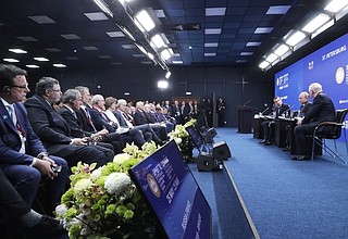 Владимир Путин и Президент Франции Эммануэль Макрон приняли участие в панельной дискуссии «Бизнес-диалог Россия – Франция».