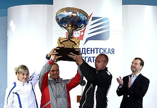 С победителями регаты на Кубок Президента России по гребным видам спорта.