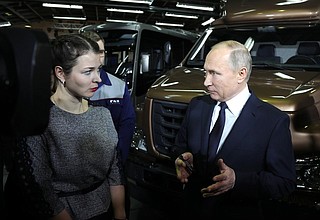 Во время посещения Горьковского автомобильного завода.