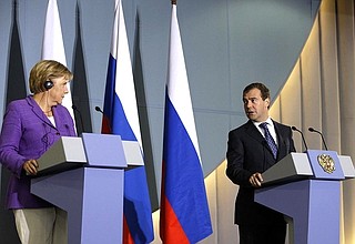 С Федеральным канцлером Германии Ангелой Меркель во время пресс-конференции.