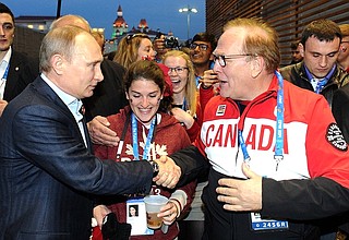 Во время посещения Канадского дома в Олимпийском парке в Сочи. С президентом Национального олимпийского комитета Канады Марселем Обю.