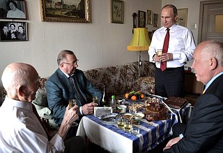 В.Путин поздравил Л.Л.Матвеева с 90-летием и с наступающим Днём Победы. С главой госкорпорации «Ростех» Сергеем Чемезовым (справа) и председателем правления компании «Транснефть» Николаем Токаревым.