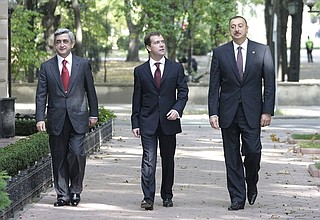 С Президентом Армении Сержем Саргсяном (слева) и Президентом Азербайджана Ильхамом Алиевым.