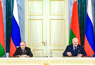 С Президентом Белоруссии Александром Лукашенко на заседании Высшего Государственного Совета Союзного государства.