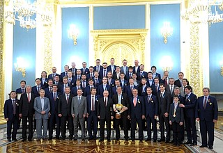 Со сборной командой России по хоккею – победителями чемпионата мира 2014 года.