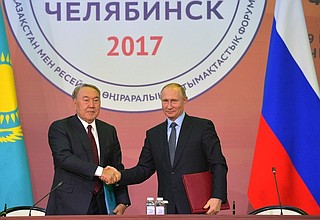 Владимир Путин и Нурсултан Назарбаев подписали Совместное заявление по случаю 25-летия установления дипломатических отношений между Российской Федерацией и Республикой Казахстан.